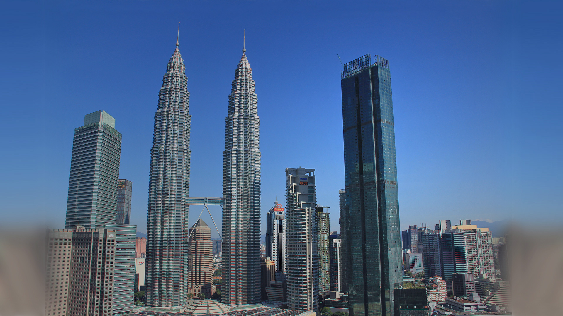 Destined to become the capital’s second highest building with 77 floors, the 343 metre high Four Seasons Place is right next to the iconic Petronas Towers skyscrapers.