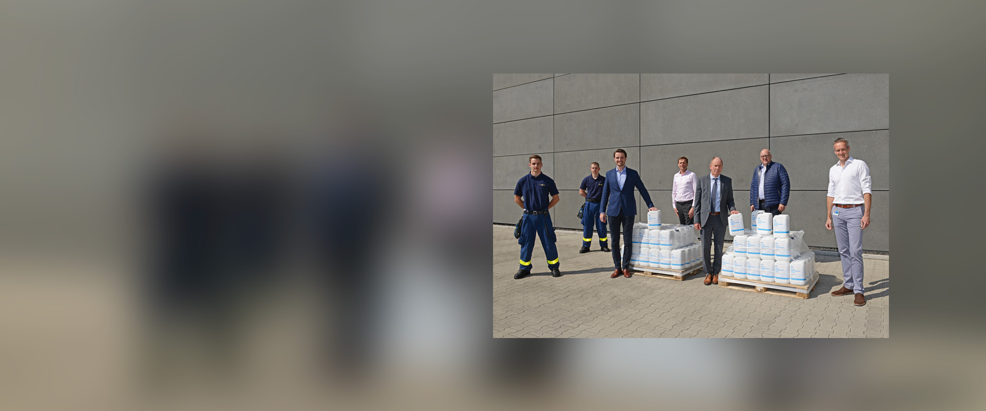 Handover of the 100 five-litre containers of disinfectant from MC-Bauchemie's in-house production to the Mayor of Bot-trop, Bernd Tischler, at the company’s Am Kruppwald site.